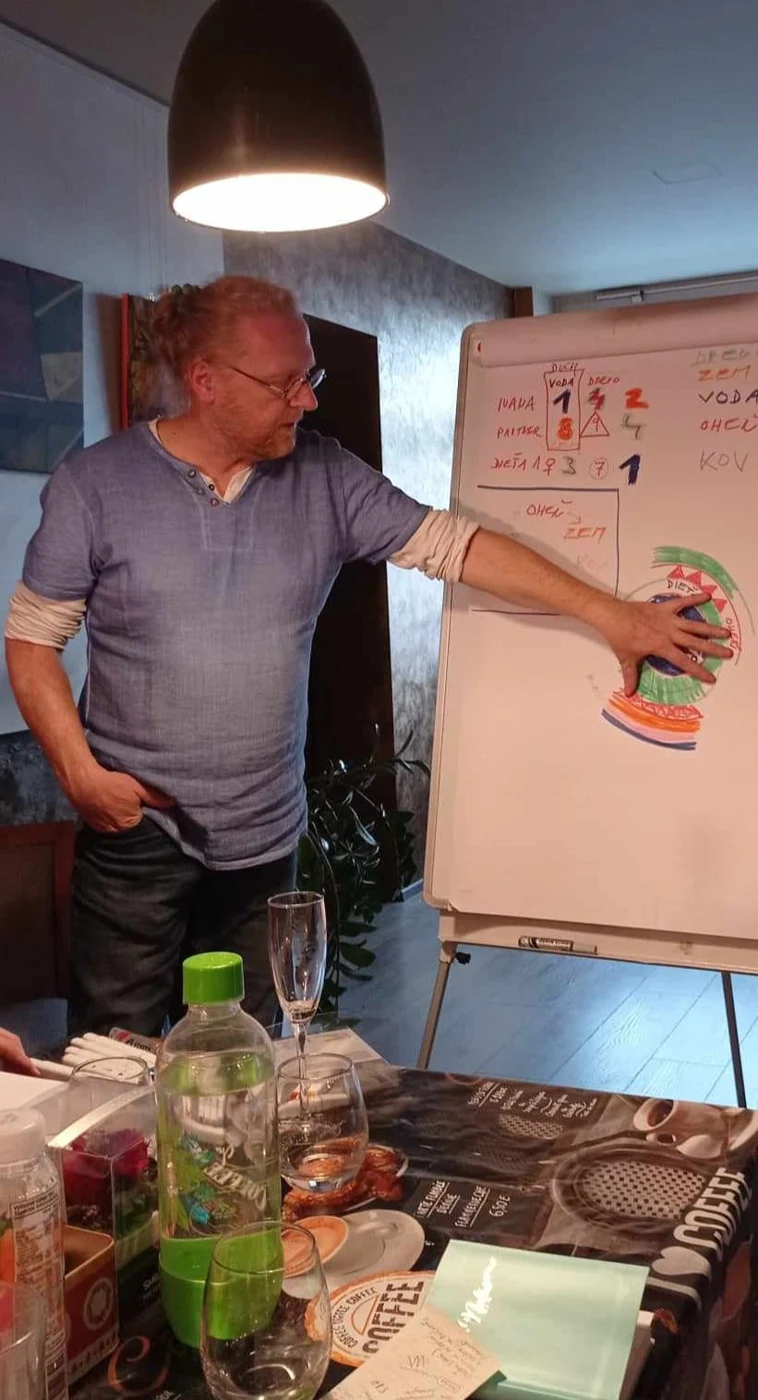 Lektor vysvetľuje kresbu mandaly na tabuli